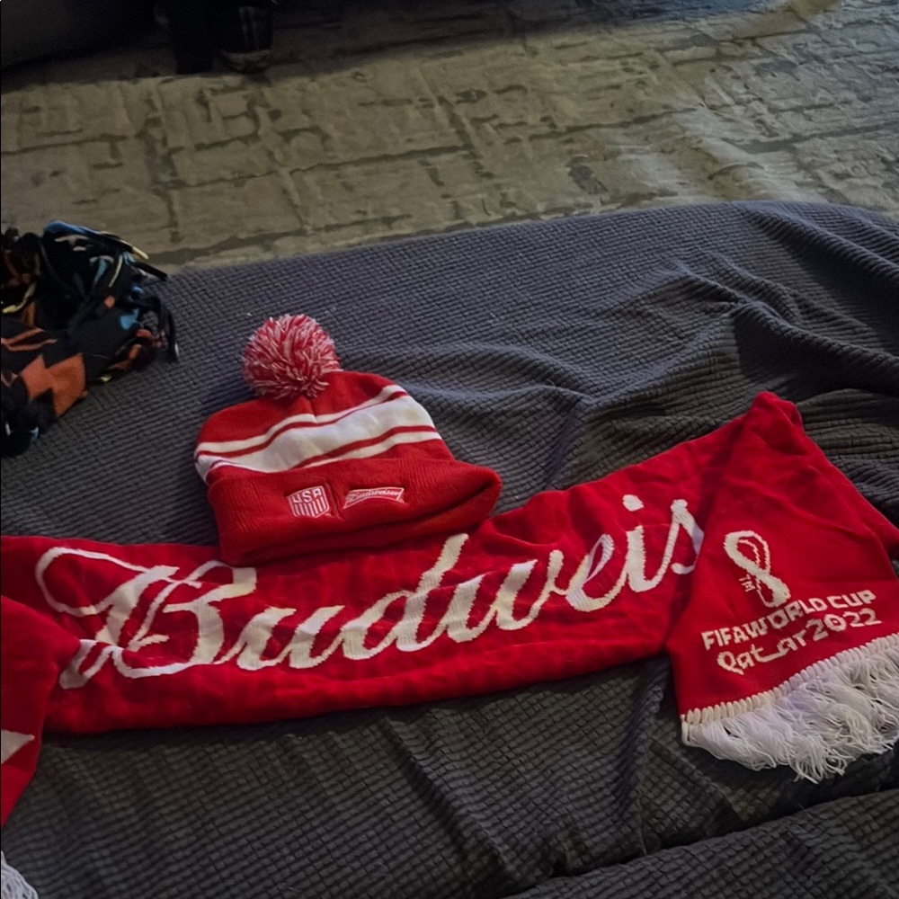 Budweiser FIFA 2022 scarf/beanie set